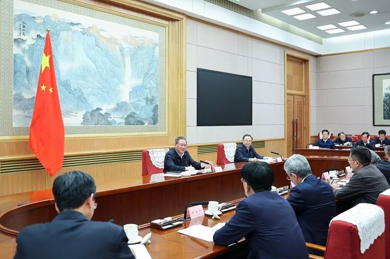 李强主持召开经济形势专家和企业家座谈会.png